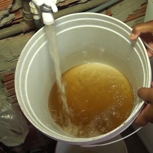 Moradores de São Raimundo Nonato estão revoltados com má qualidade da água fornecida pela Agespisa